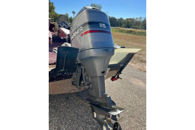 Slide: The Image of 1996 Lund 1800 Pro-V SE boat with Mariner 115 outboard motor on a sunny day. - 11
