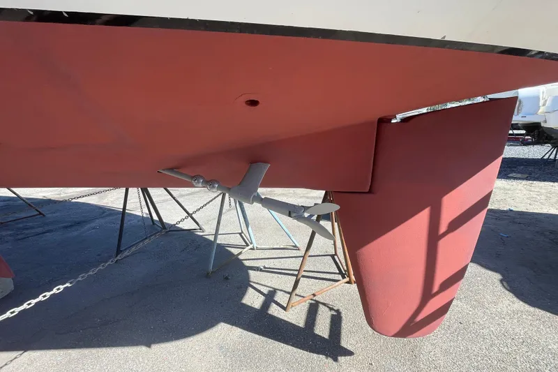 Slide: The Image of 1989 Sabre 30 MKIII sailboat hull and propeller on stands. - 21