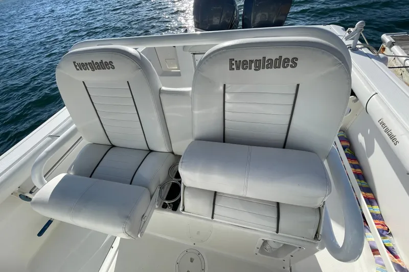 Slide: The Image of 2008 Everglades 290 Center Console boat seats with ocean backdrop. - 8