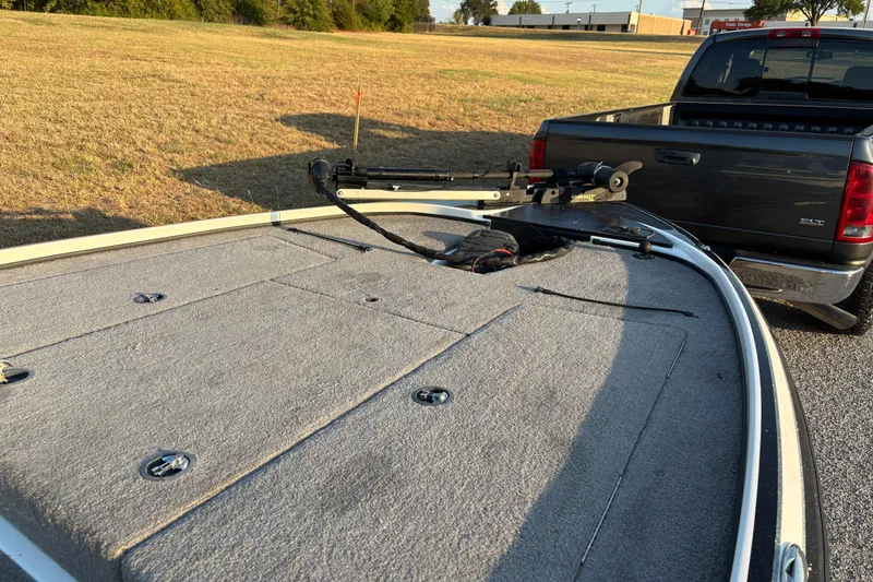 Slide: The Image of Nitro Z18 Pro 2016 boat on trailer by the water. - 29