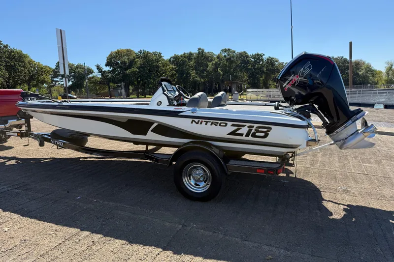 Slide: The Image of Label on 2016 Nitro Z18 boat showing maximum capacity and safety compliance. - 36