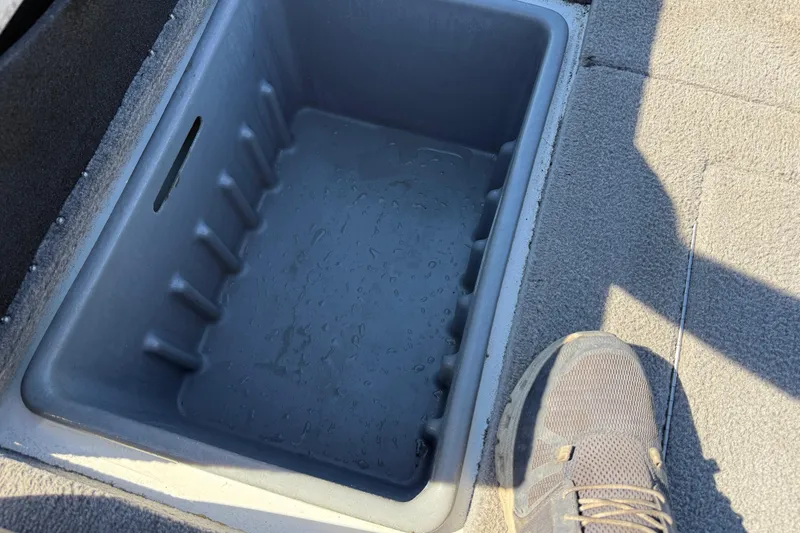 Slide: The Image of Close-up of Nitro Z18 Pro 2016 boat livewell with water and aerator. - 62