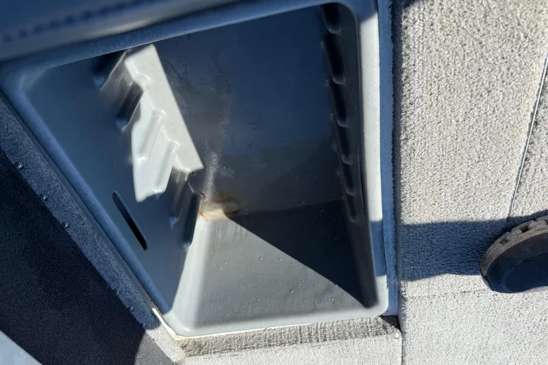 Slide: The Image of Livewell in 2016 Nitro Z18 Pro boat, filled with water. - 63