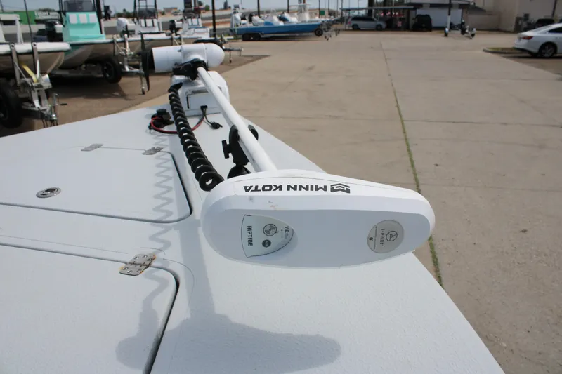 Slide: The Image of 2014 Majek Xtreme 25 boat with Minn Kota Riptide trolling motor on deck. - 19
