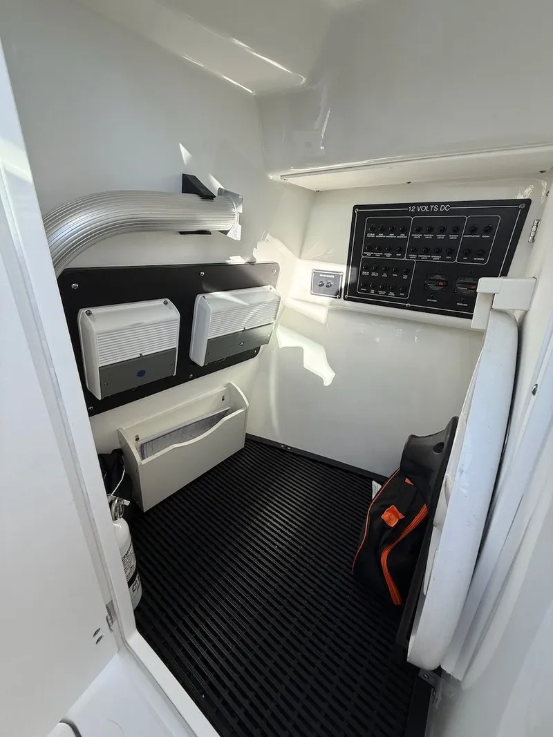 Slide: The Image of Blackfin 272 DC 2022 - 25