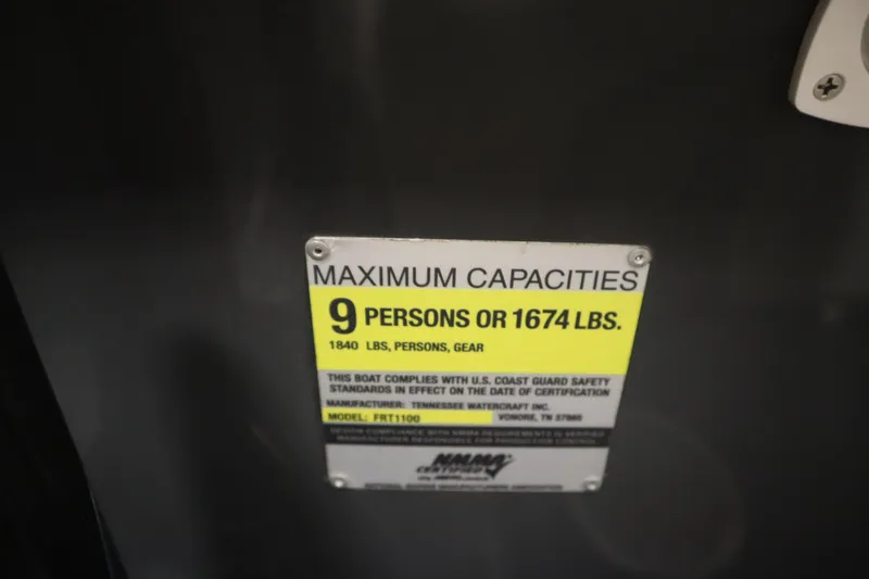 Slide: The Image of Yamaha 210 SX 2010 capacity label, maximum 9 persons or 1674 lbs. - 27
