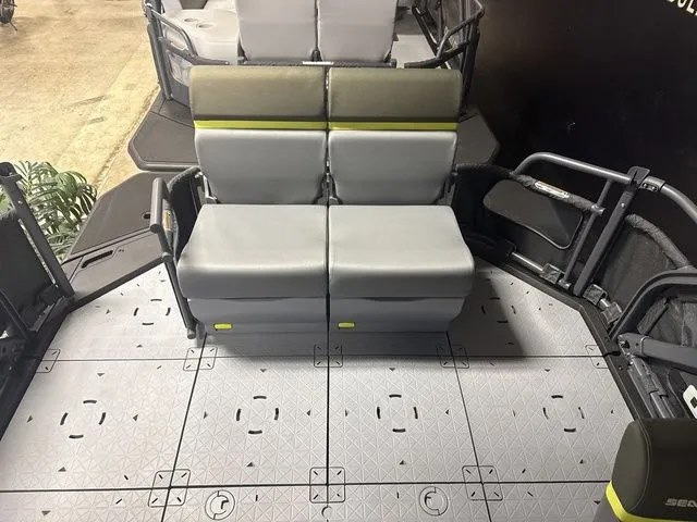 Slide: The Image of Sea-Doo Switch Fish™ 21 - 230 hp Galvanized 2026 - 10