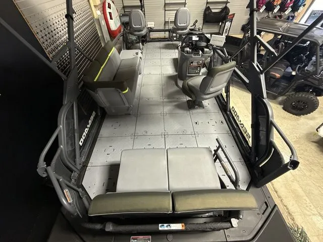 Slide: The Image of Sea-Doo Switch Fish™ 21 - 230 hp Galvanized 2026 - 11