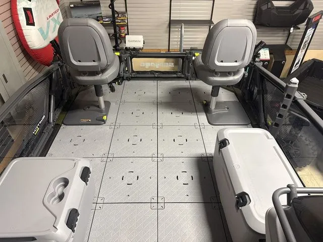 Slide: The Image of Sea-Doo Switch Fish™ 21 - 230 hp Galvanized 2026 - 9