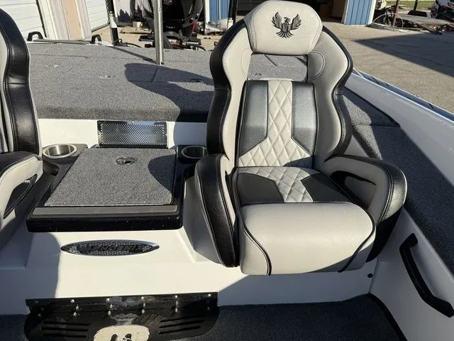 Slide: The Image of Phoenix Bass Boat 21 XE 2026 - 12