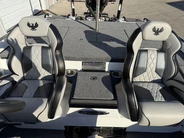 Slide: The Image of Phoenix Bass Boat 21 XE 2026 - 13