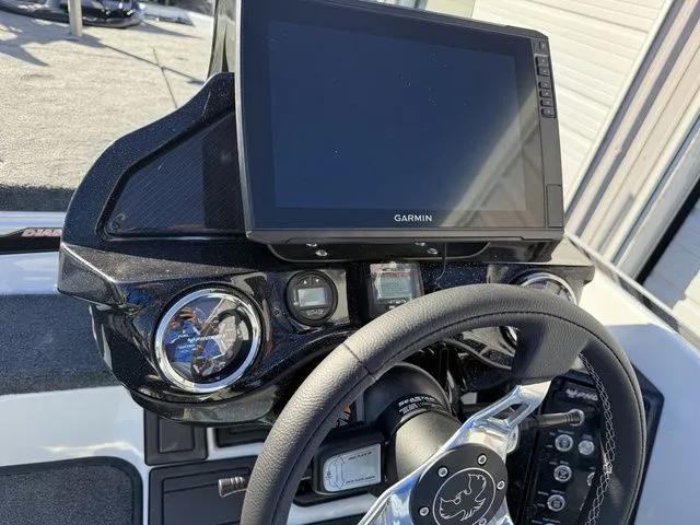 Slide: The Image of Phoenix Bass Boat 21 XE 2026 - 16