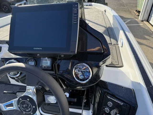 Slide: The Image of Phoenix Bass Boat 21 XE 2026 - 17