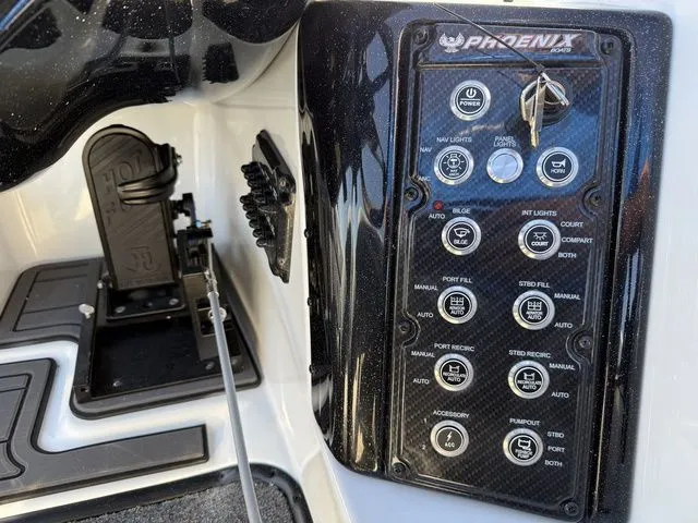 Slide: The Image of Phoenix Bass Boat 21 XE 2026 - 18