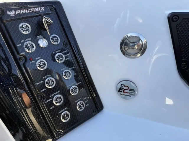 Slide: The Image of Phoenix Bass Boat 21 XE 2026 - 19