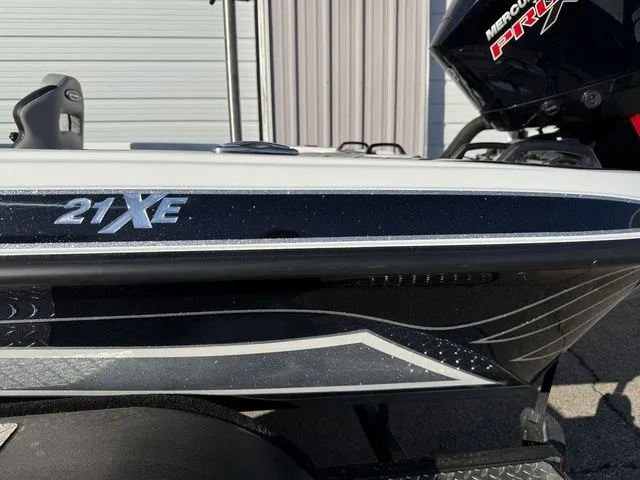 Slide: The Image of Phoenix Bass Boat 21 XE 2026 - 2