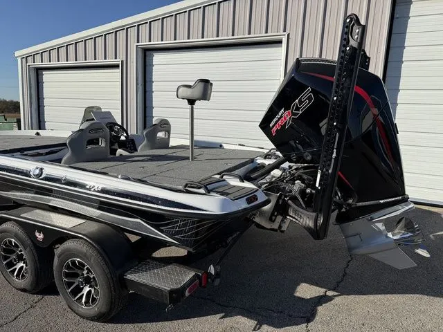 Slide: The Image of Phoenix Bass Boat 21 XE 2026 - 3