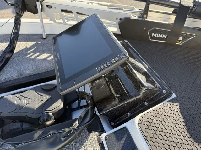 Slide: The Image of Phoenix Bass Boat 21 XE 2026 - 8