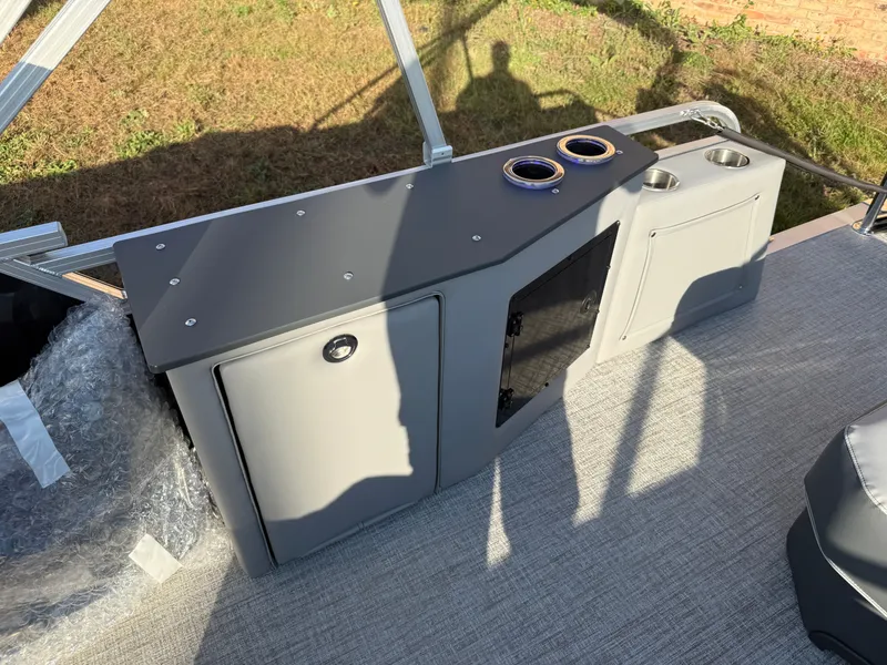 Slide: The Image of Tahoe LTZ 2385 (CRB) Cruise Rear Bench Tritoon & Honda 4-Stroke EFI 2026 - 19