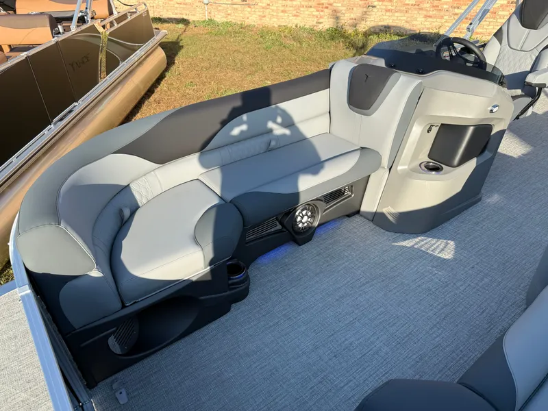Slide: The Image of Tahoe LTZ 2385 (CRB) Cruise Rear Bench Tritoon & Honda 4-Stroke EFI 2026 - 8