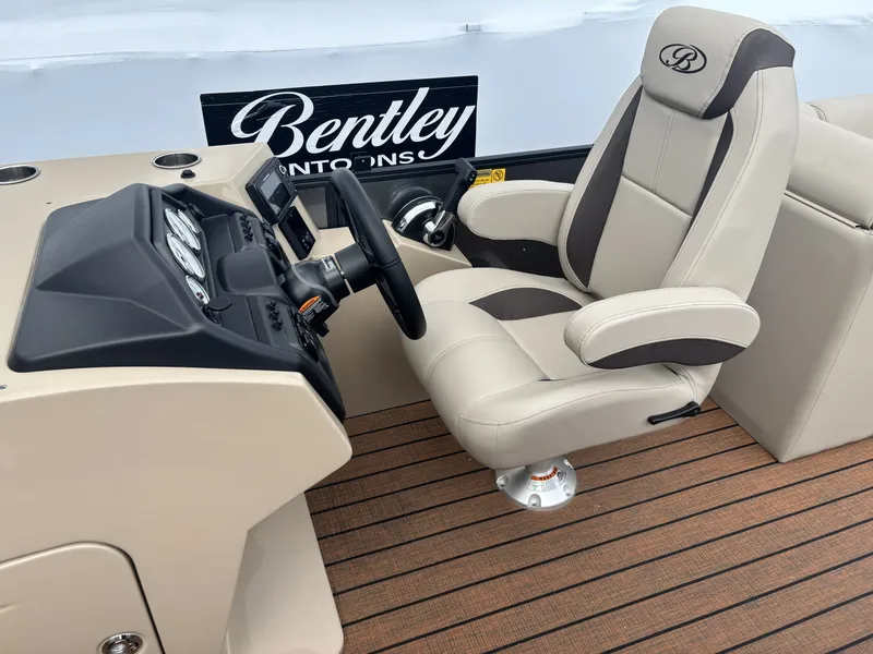 Slide: The Image of Bentley Pontoons Legacy 220 DL Navigator 2026 - 19
