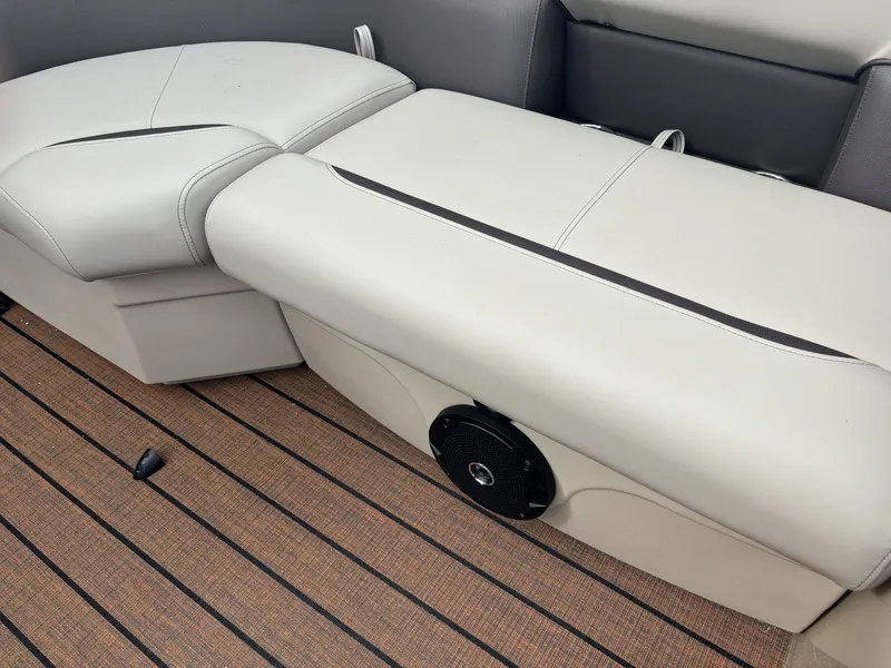 Slide: The Image of Bentley Pontoons Legacy 220 DL Navigator 2026 - 9