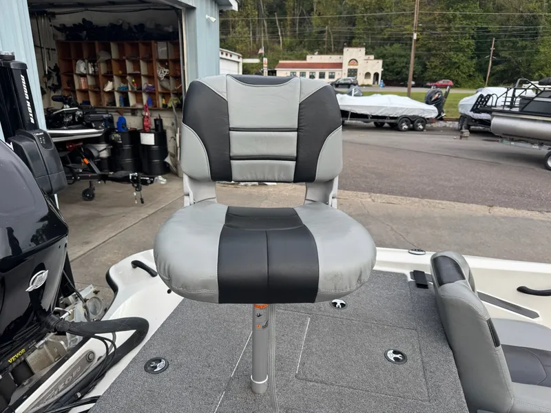 Slide: The Image of Triton 18 Explorer 2011 - 15