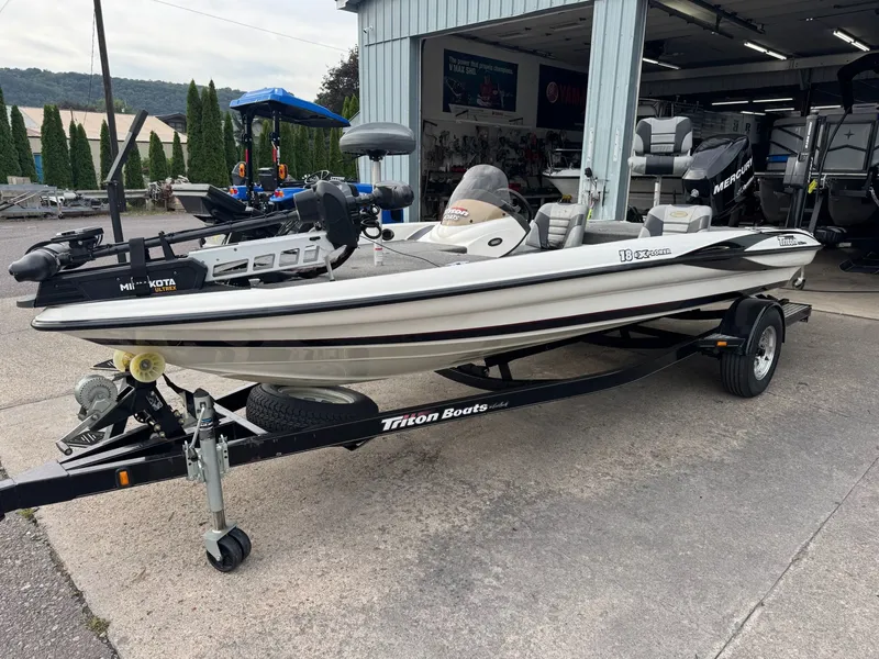 Slide: The Image of Triton 18 Explorer 2011 - 20