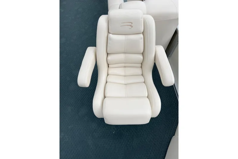 Slide: The Image of Luxurious white captain's chair on 2006 Bennington 2575 FS boat. - 16