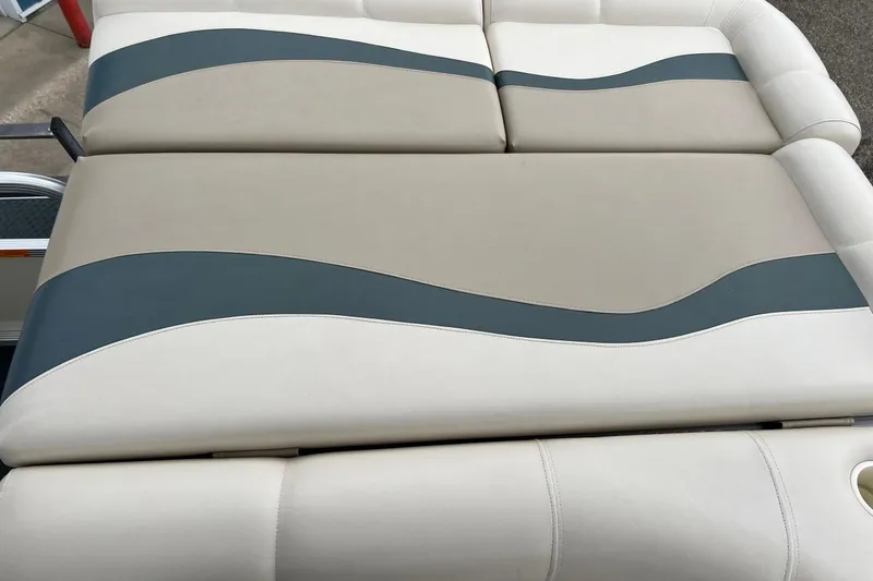 Slide: The Image of 2006 Bennington 2575 FS boat seat with beige and blue wave design. - 31
