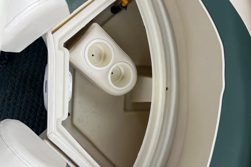 Slide: The Image of Storage compartment with cup holders in a 2006 Bennington 2575 FS boat. - 40