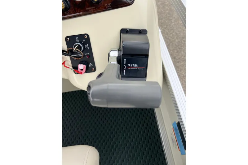 Slide: The Image of Yamaha 704 remote control on 2006 Bennington 2575 FS boat dashboard. - 41