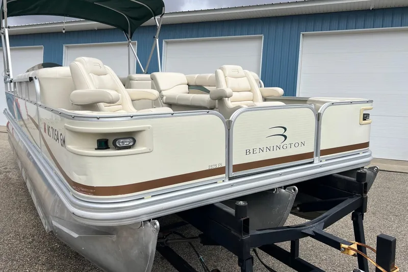 Slide: The Image of 2006 Bennington 2575 FS pontoon boat with beige seating and green canopy. - 6