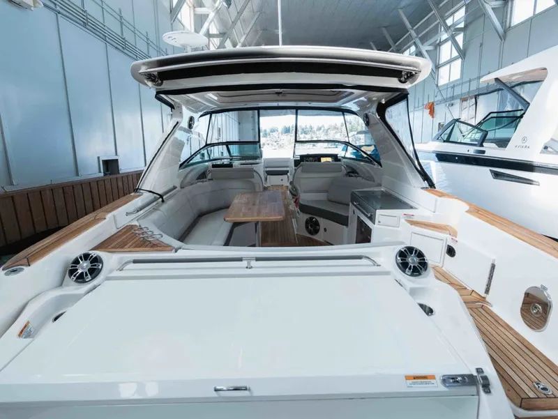 Slide: The Image of Sea Ray SLX 350 2021 - 10