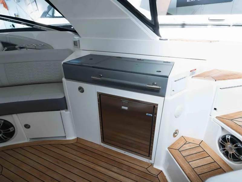 Slide: The Image of Sea Ray SLX 350 2021 - 13