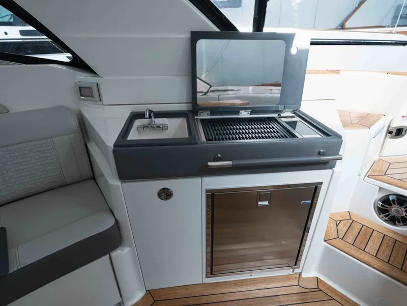 Slide: The Image of Sea Ray SLX 350 2021 - 14