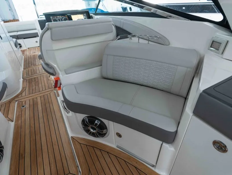 Slide: The Image of Sea Ray SLX 350 2021 - 15