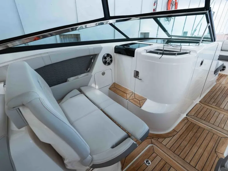 Slide: The Image of Sea Ray SLX 350 2021 - 16