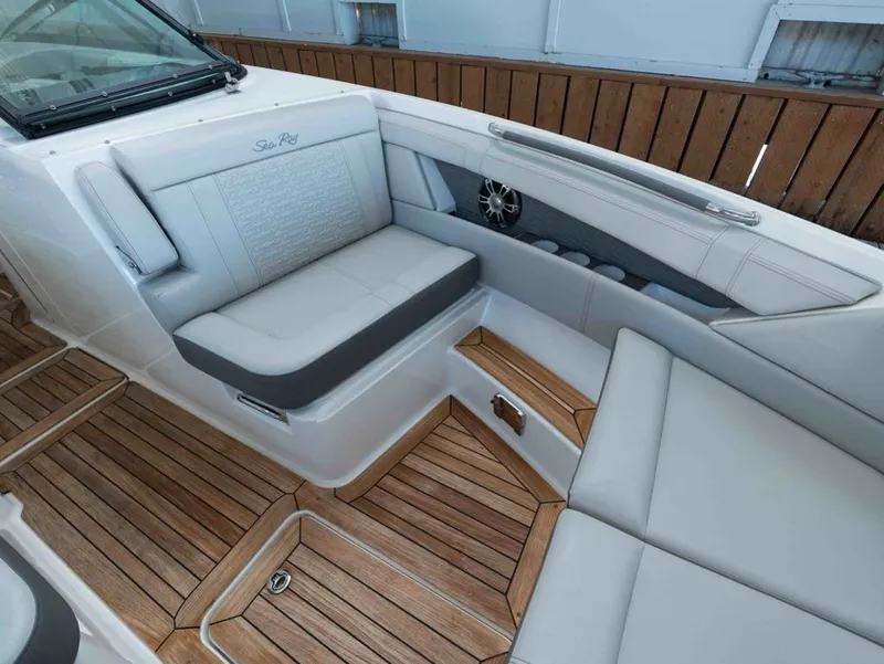 Slide: The Image of Sea Ray SLX 350 2021 - 20