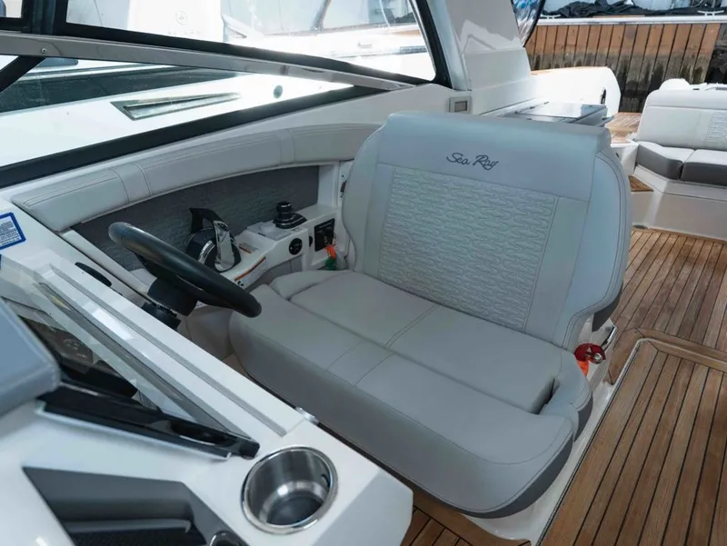 Slide: The Image of Sea Ray SLX 350 2021 - 22