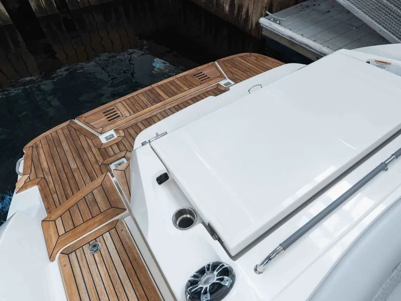 Slide: The Image of Sea Ray SLX 350 2021 - 26