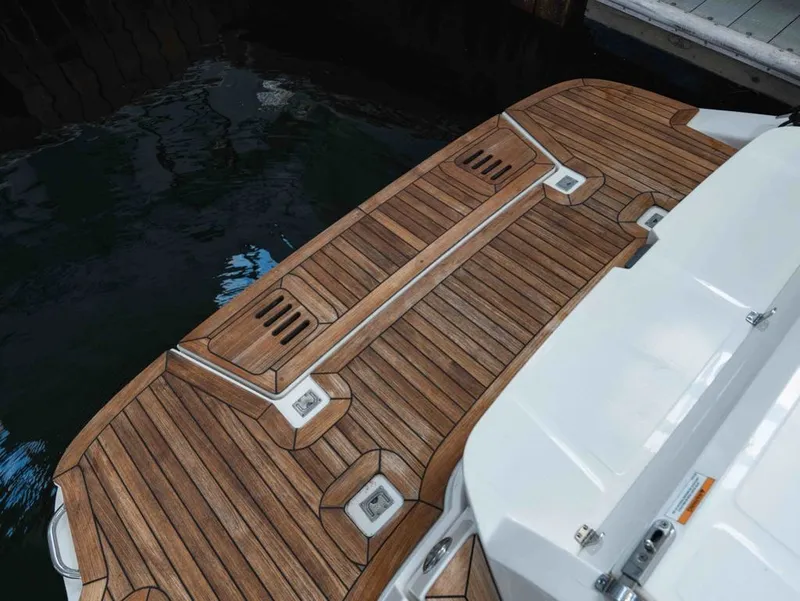 Slide: The Image of Sea Ray SLX 350 2021 - 27