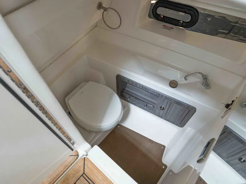 Slide: The Image of Sea Ray SLX 350 2021 - 28