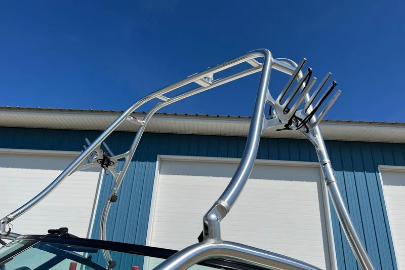 Slide: The Image of 2003 MasterCraft X-5 wakeboard tower against blue sky and building background. - 13