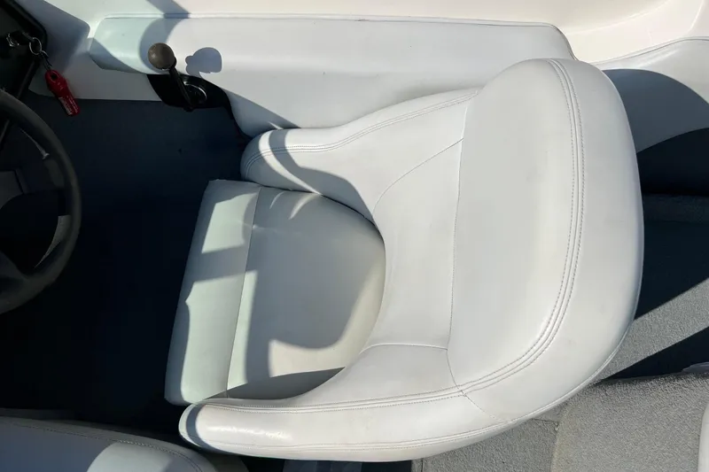 Slide: The Image of 2003 MasterCraft X-5 boat interior with white leather seat and steering wheel. - 18