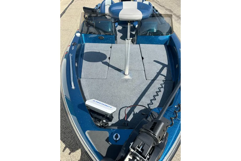 Slide: The Image of 2005 Skeeter WX1880 DC boat interior with steering console and blue seat. - 33