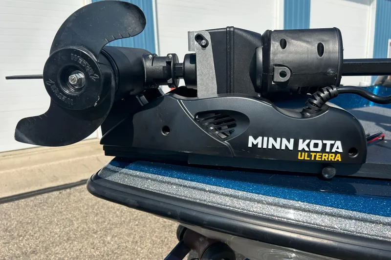 Slide: The Image of Minn Kota Ulterra motor on 2005 Skeeter WX1880 DC boat, close-up view. - 35
