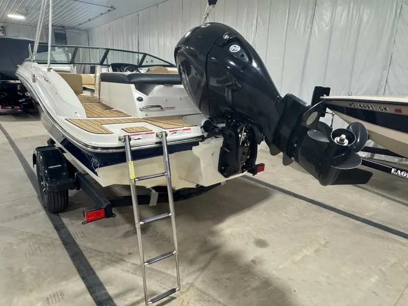 Slide: The Image of Sea Ray SPX 190 Outboard 2023 - 17