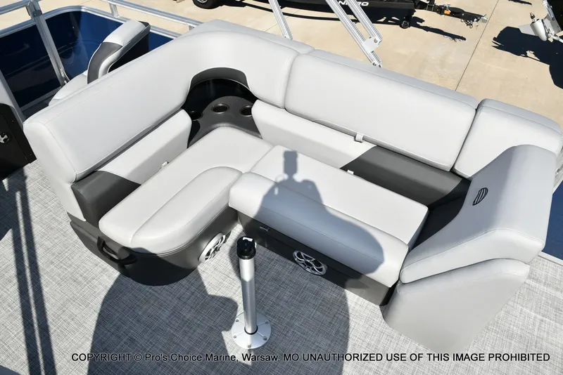 Slide: The Image of Sun Tracker Sportfish 22 DLX w/150 2026 - 11