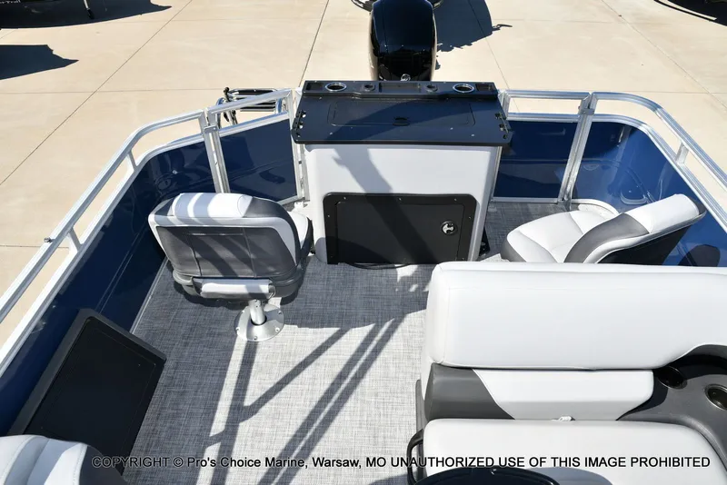 Slide: The Image of Sun Tracker Sportfish 22 DLX w/150 2026 - 27